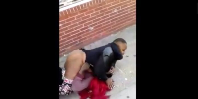 une femme tente de violer un homme en pleine rue