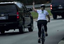 La cycliste virée après son doigt d’honneur à Trump reçoit plus de 120 000 $ La cycliste virée après son doigt d'honneur à Trump reçoit plus de 120 000 $