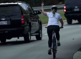 La cycliste virée après son doigt d’honneur à Trump reçoit plus de 120 000 $ La cycliste virée après son doigt d'honneur à Trump reçoit plus de 120 000 $