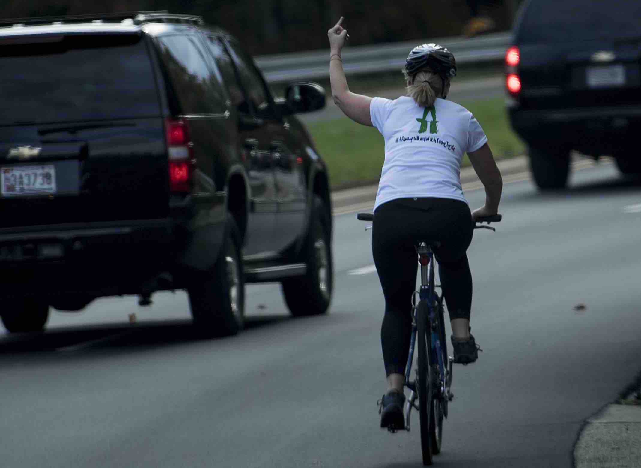 La cycliste virée après son doigt d'honneur à Trump reçoit plus de 120 000 $