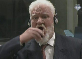 Slobodan Praljak se suicide dans la salle d’audience Slobodan Praljak se suicide dans la salle d'audience