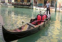 Un Couple de Français vole une gondole à Venise Un Couple de Français vole une gondole à Venise
