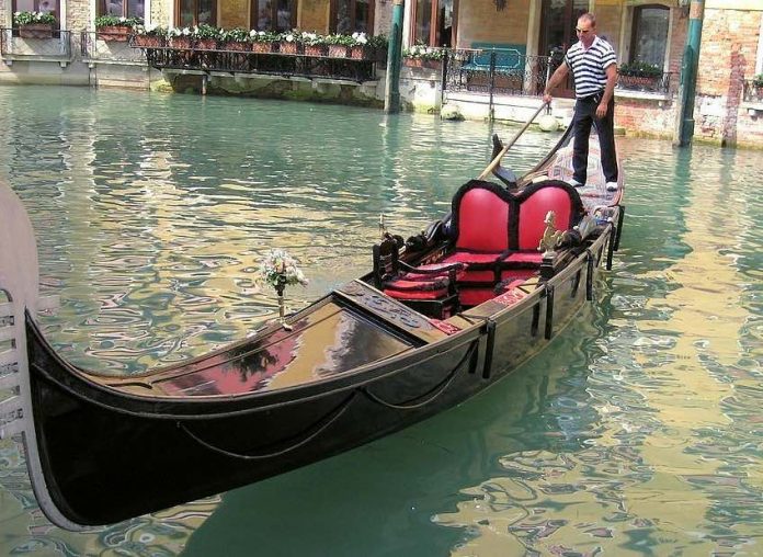 Un Couple de Français vole une gondole à Venise