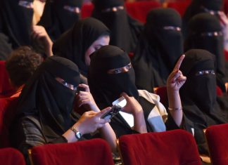 Arabie Saoudite : ouverture des salles de cinéma, malgré l’opposition conservatrice. Arabie Saoudite : ouverture des salles de cinéma, malgré l’opposition conservatrice.