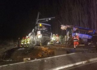 Collision entre un train et un bus à Millas : au moins quatre enfants morts Collision entre un train et un bus à Millas : au moins quatre enfants morts