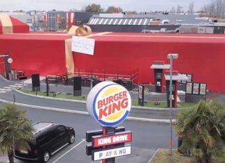 Le gros cadeau de Burger King à Sullyvan son plus grand fan (Video) Le gros cadeau de Burger King à Sullyvan (Video)