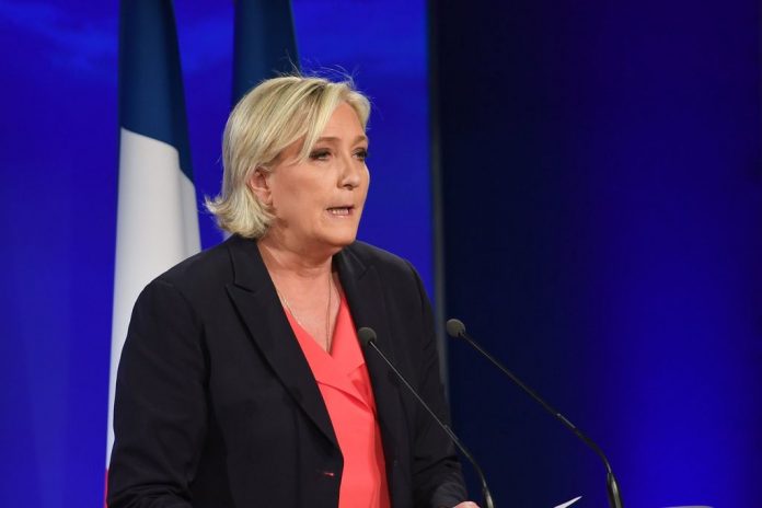 Marine Le Pen pas la bienvenue à la cérémonie d'hommage à Johnny Hallyday