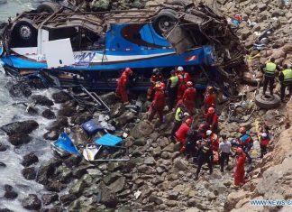 Accident au Pérou : un autocar chute d’une falaise, au moins 48 morts Accident au Pérou : un autocar chute d'une falaise, au moins 48 morts
