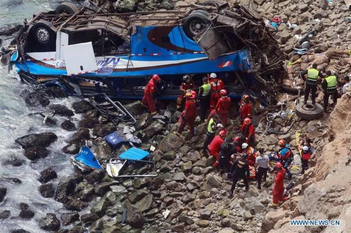 Accident au Pérou : un autocar chute d'une falaise, au moins 48 morts