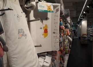 Des souris dans les vêtements pour bébé à Carrefour Des souris dans les vêtements pour bébé à Carrefour (Vidéo)