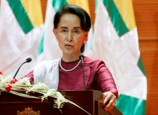 Aung San Suu Kyi déchue d’un prix après son silence sur le sort des Rohingyas Aung San Suu Kyi déchue d'un prix après son silence sur le sort des Rohingyas