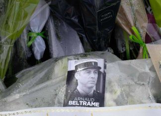 L’hommage de la femme d’Arnaud Beltrame L'hommage de la femme d'Arnaud Beltrame