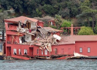 Collision : Un cargo éventre une villa à Istanbul Collision : Un cargo éventre une villa à Istanbul