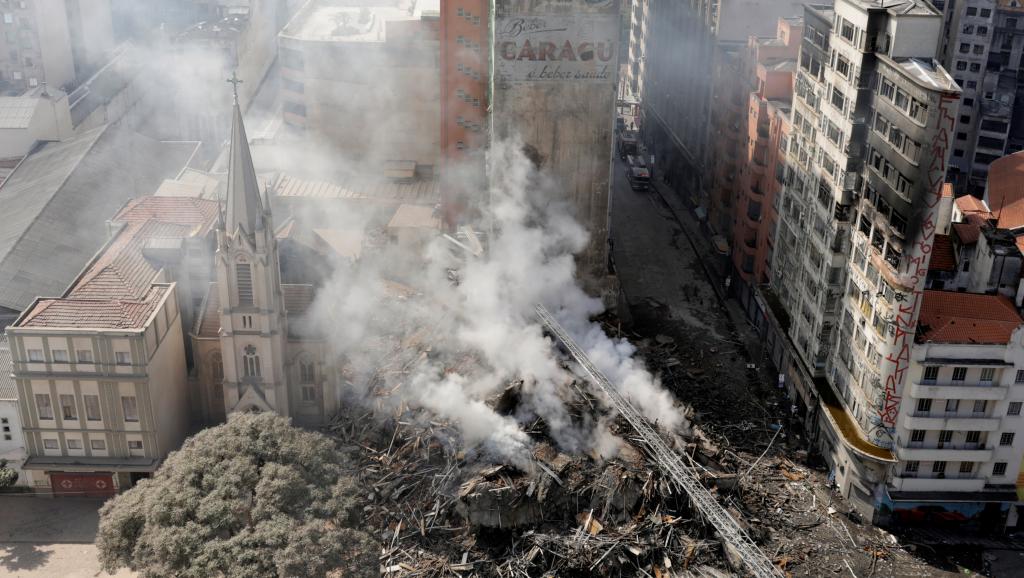 Incendie : Une tour en Brésil enflammée de 24 étages s'effondre