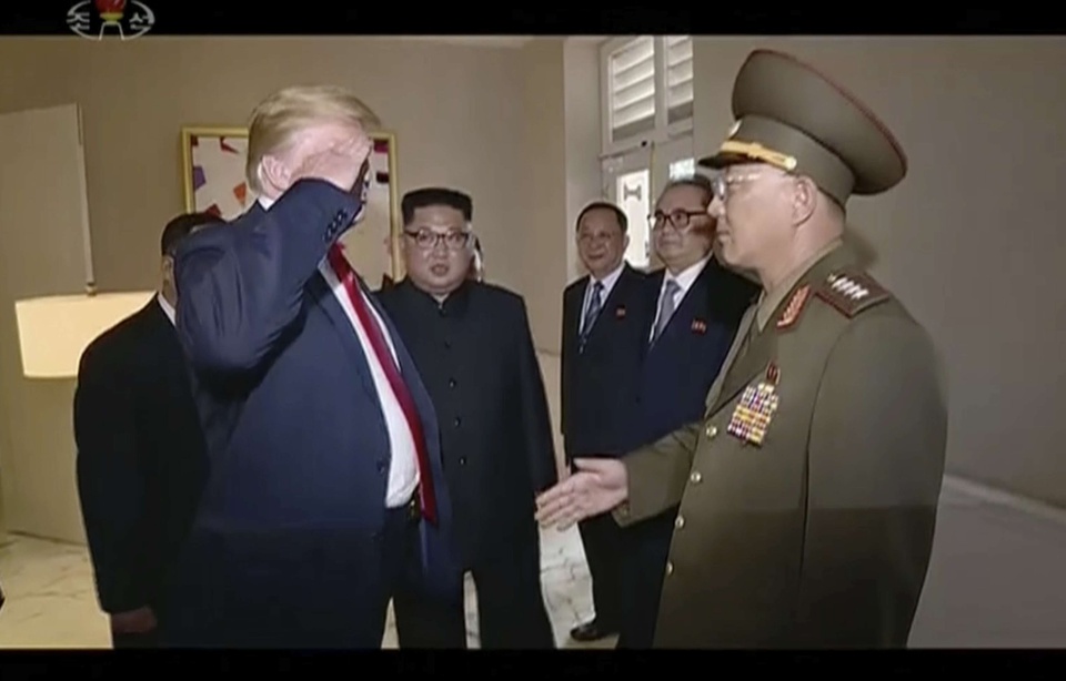 Le Salut de Donald Trump au général nord-coréen