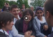 Macron recadre un adolescent qui l’avait appelé « Manu » (Vidéo) Macron recadre un adolescent qui l'avait appelé « Manu » (Vidéo)