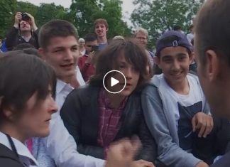 Macron recadre un adolescent qui l’avait appelé « Manu » (Vidéo) Macron recadre un adolescent qui l'avait appelé « Manu » (Vidéo)