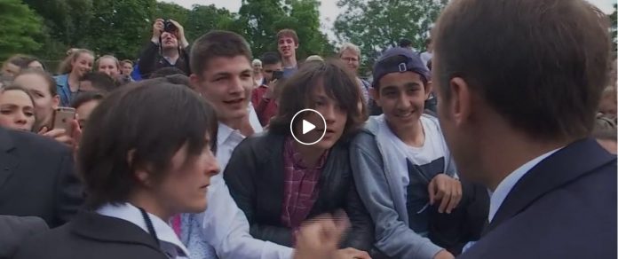 Macron recadre un adolescent qui l'avait appelé « Manu » (Vidéo)