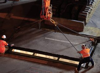 Mike Parr : Un artiste passera 72 heures sous le bitume Mike Parr : Un artiste passera 72 heures sous le bitume