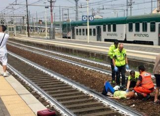 Selfie choquant : Un homme pose devant une femme blessée en Italie Selfie choquant : Un homme pose devant une femme blessée en Italie
