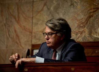 Une plainte pour viol déposée contre Gilbert Collard (Détail) Une plainte pour viol déposée contre Gilbert Collard (Détail)