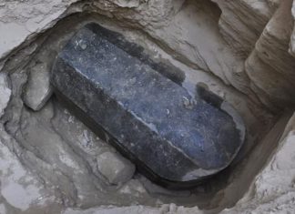 Alexandrie : Découverte d’un sarcophage noir vieux Alexandrie : Découverte d'un sarcophage noir vieux