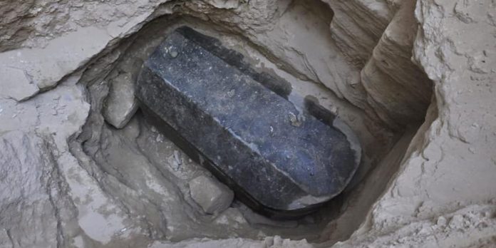 Alexandrie : Découverte d'un sarcophage noir vieux