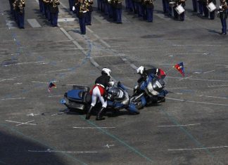 Chute de motards au défilé du 14-Juillet Chute de motards au défilé du 14-Juillet