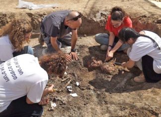 Découverte d’une boucle d’oreille vieille de 2 200 ans dans un site de fouilles Découverte d'une boucle d’oreille vieille de 2 200 ans dans un site de fouilles