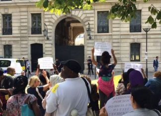 Manifestation des personnes mal logées devant le logement de Benalla Manifestation des personnes mal logées devant le logement de Benalla