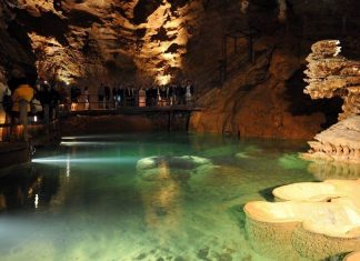 Touristes oubliés toute une nuit dans le gouffre de Padirac Touristes oubliés toute une nuit dans le gouffre de Padirac