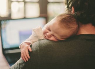 Congé paternité obligatoire? Des personnalités françaises se mobilisent Congé paternité obligatoire? Des personnalités françaises se mobilisent