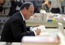 Hollande se moque des produits dérivés à Élysée Hollande se moque des produits dérivés à Élysée