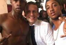 Une photo d’Emmanuel Macron avec un jeune qui fait un doigt d’honneur Une photo de Macron avec un jeune qui fait un doigt d'honneur (Voir)