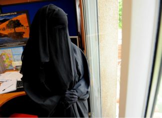 L’ONU épingle l’interdiction du niqab en France (Détail) L'ONU épingle l'interdiction du niqab en France (Détail)