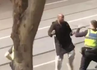 Attaque au couteau à Melbourne : un mort et deux blessés (Vidéo) Attaque au couteau à Melbourne : un mort et deux blessés (Vidéo)