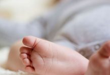 Bébés nés sans bras : une enquête nationale (Détail) Bébés nés sans bras : une enquête nationale (Détail)