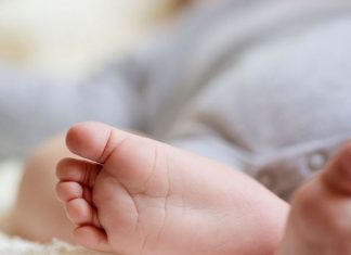 Bébés nés sans bras : une enquête nationale (Détail) Bébés nés sans bras : une enquête nationale (Détail)