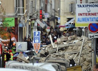 Corps découvert sous les décombres des immeubles écroulés à Marseille Corps découvert sous les décombres des immeubles écroulés à Marseille