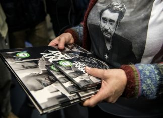 David, Laura Hallyday demandent le gel des royalties David, Laura Hallyday demandent le gel des royalties