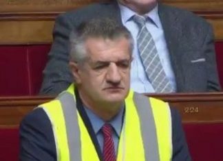 Jean Lassalle en gilet jaune à l’Assemblée (Vidéo) Jean Lassalle en gilet jaune à l'Assemblée (Vidéo)