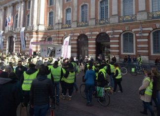 Les Journalistes portent plainte, Toulouse. Pris à partie par des Gilets Jaunes Les Journalistes portent plainte, Toulouse. Pris à partie par des Gilets Jaunes