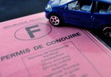 Macron baisse le coût du permis de conduire (détail) Macron baisse le coût du permis de conduire (détail)