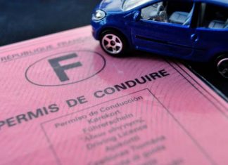 Macron baisse le coût du permis de conduire (détail) Macron baisse le coût du permis de conduire (détail)