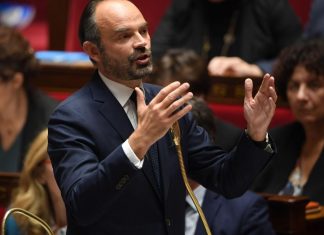 Philippe confirme la hausse de la taxe sur le carburant (Détail) Philippe confirme la hausse de la taxe sur le carburant (Détail)