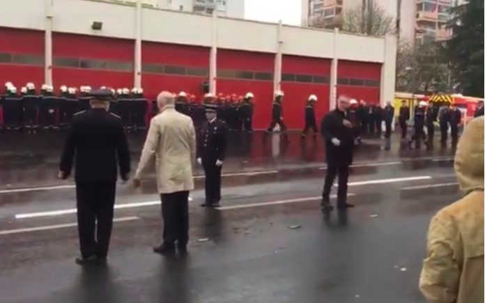 Cholet : les pompiers tournent le dos aux élus (Vidéo)
