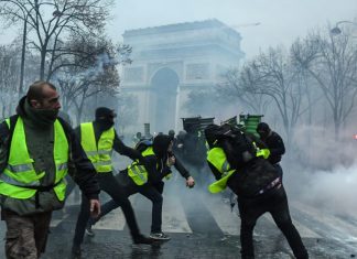 Réunion d’urgence à l’Elysée aprés le conflit des « gilets jaunes » Réunion d'urgence à l'Elysée aprés le conflit des « gilets jaunes »