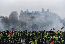 Tension sur les Champs Elysées gilets jaunes et police (Vidéo en direct) Tension sur les Champs Elysées gilets jaunes et police (Vidéo)