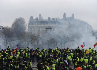 Tension sur les Champs Elysées gilets jaunes et police (Vidéo en direct) Tension sur les Champs Elysées gilets jaunes et police (Vidéo)