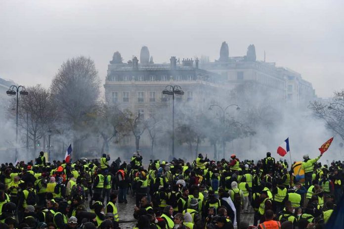 Tension sur les Champs Elysées gilets jaunes et police (Vidéo)